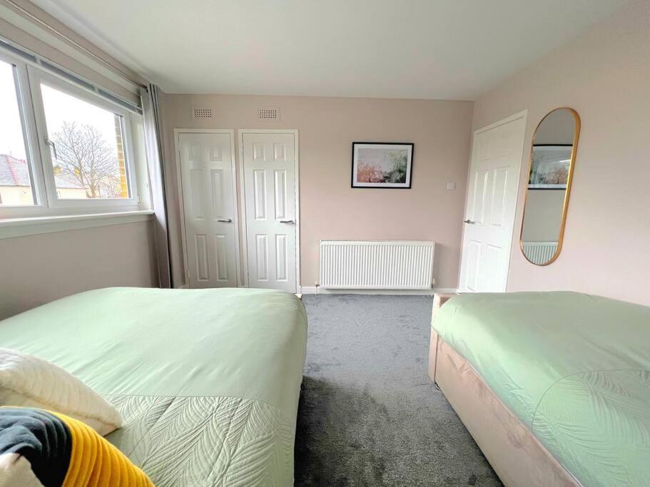 Quirky, Family Home In Glasgow Cardonald Exterior foto
