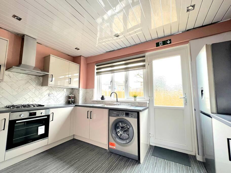 Quirky, Family Home In Glasgow Cardonald Exterior foto